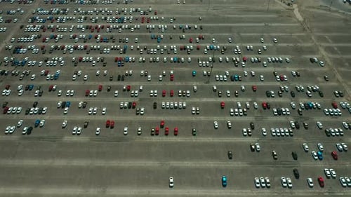 Muchos autos están estacionados en el estacionamiento, espacios de estacionamiento. Los autos están alineados en un enorme estacionamiento