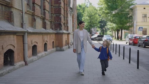 Glückliche Familie zurück zur Schule