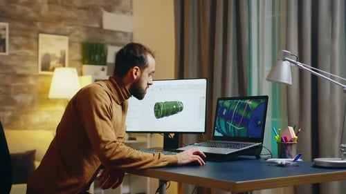 Junger Ingenieur in seinem Home Office arbeitet an der Entwicklung einer neuen Turbine