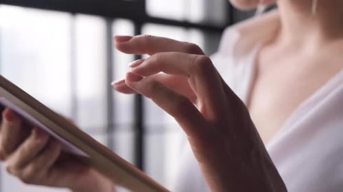 Nahaufnahme der Hand mit Computer-Touchscreen. Eine junge Geschäftsfrau, blond mit Brille