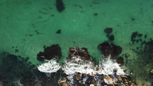 Panoramaaufnahme der Meereslandschaft mit kristallklarem azurblauem Meer und felsigen Küsten