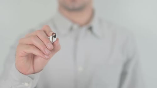 Budgetplaner schreibt auf transparentem Bildschirm