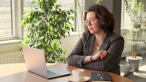 Interview mit Mitarbeitern. Videokonferenz für Online-Meetings auf der Webcam. Geschäftsfrau spricht Videoanruf