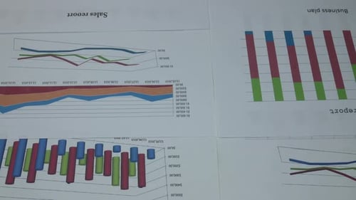 Geschäftsgrafiken auf dem Tisch
