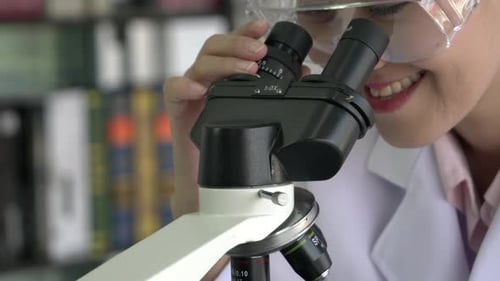 Wissenschaftlerin sucht Mikroskop
