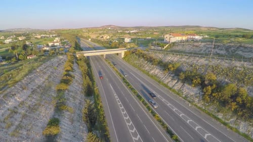 Vue aérienne du trafic actif sur l'autoroute moderne. Beau paysage, horizon