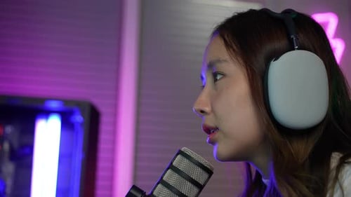 Gamer e E-Sport online de mulher asiática jogando vídeo de computador online com efeito de iluminação