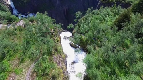 Atemberaubende Aussicht auf den Voringfossen-Wasserfall in Norwegen.