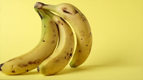 Bananes mûres sur fond jaune