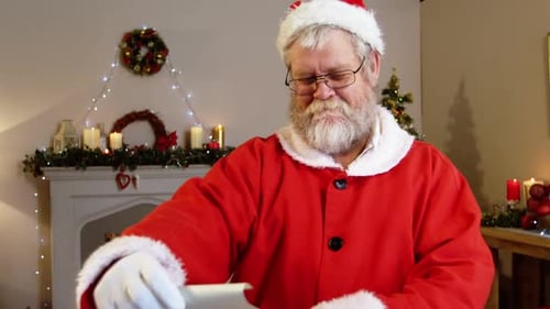 Papá Noel leyendo una lista