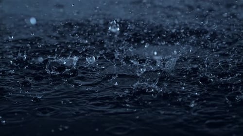 4K 30 fps, Starker Regen in der Pfütze, Zeitlupe