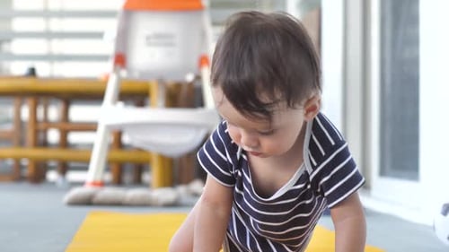 La croissance d'un petit bébé qui a appris à ramper
