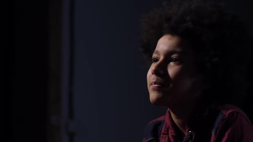 Closeup Mixed Race Boy comentando el progreso del juego