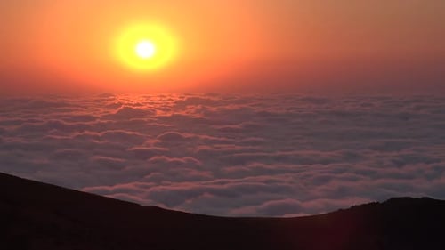 Finale Wolken über Sonnenuntergang