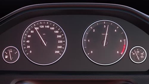 Auto-Tachometer nimmt nachts Fahrt auf