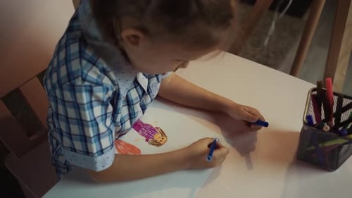 Mädchen Kind zeichnet Buntstifte auf Papierbild im Inneren