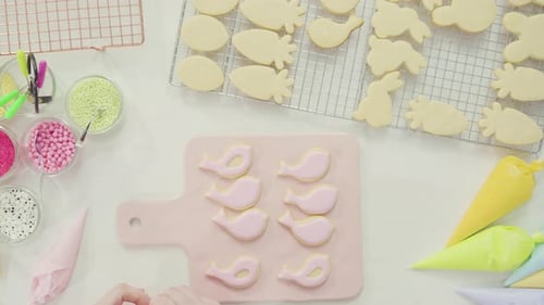 Schritt für Schritt. Flache Lage. Osterzuckerplätzchen mit königlicher Glasur