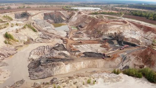 Gran cantera industrial de extracción de mineral de hierro, arcilla, piedras y minerales.
