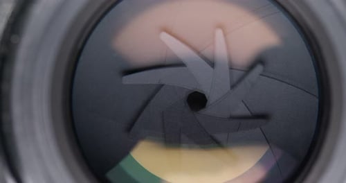 Adjusting aperture on camera lens