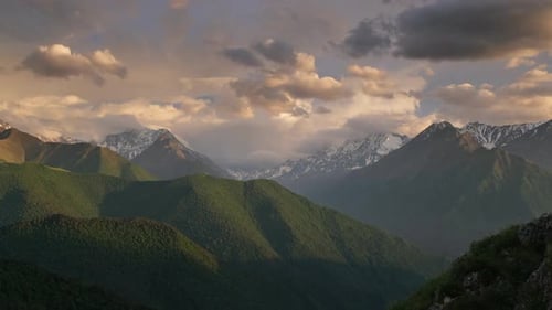 Pôr do sol nas montanhas do Cáucaso
