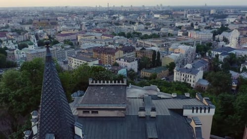 Blick auf die Stadt und die katholische Kirche mit blauem Dach