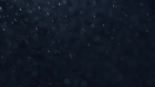 4K 30 fps, Starker Regen in der Pfütze, Zeitlupe