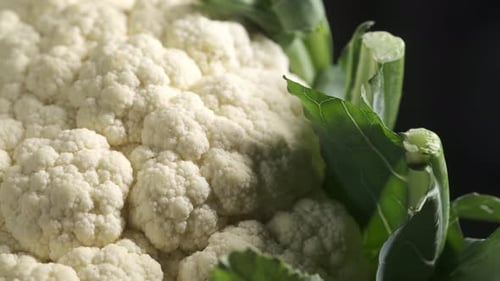 Nahaufnahme von Blumenkohl auf Tisch
