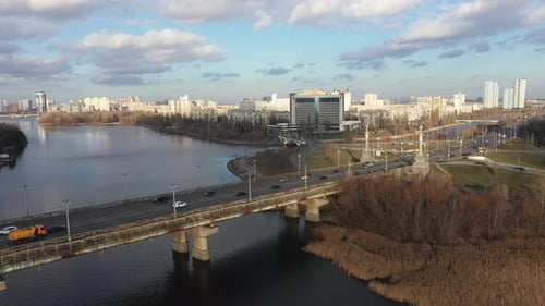 Wunderschöne Luftaufnahme des Stadtverkehrs auf der Brücke