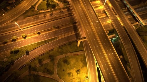 Vue aérienne d'un mouvement rapide au-dessus d'un échangeur et d'une route à plusieurs jonctions