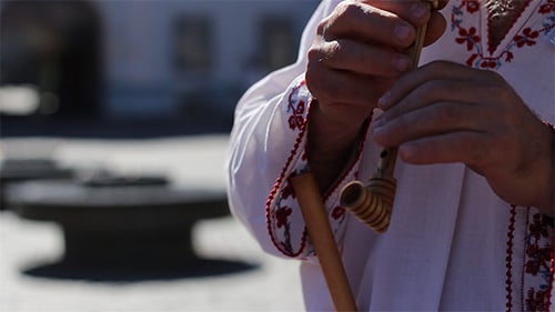 Schnell bewegende Finger auf Flöte