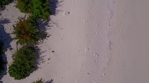 Panorama aérien par Drone de la plage côtière au bord de l'océan bleu avec fond de sable