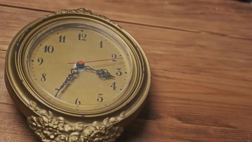 Horloge murale rétro ancienne avec trotteuse mobile sur fond en bois