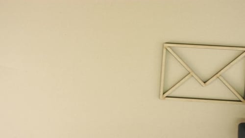 Antragsformular und das Umschlagsymbol auf Kartonhintergrund