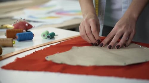 Rookie Tailor bringt unsachgemäß Muster am Stoff an, Übung bei Sewing Enterprise