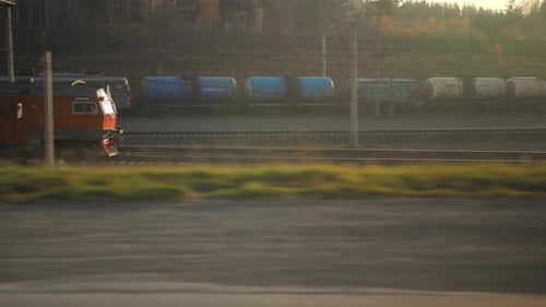 Der Zug fährt bei Sonnenuntergang
