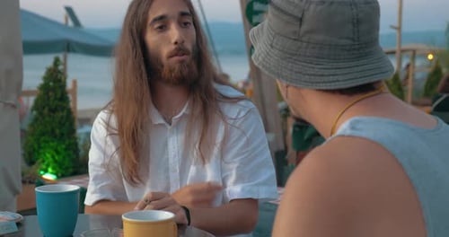 Viejos hablando en un café callejero