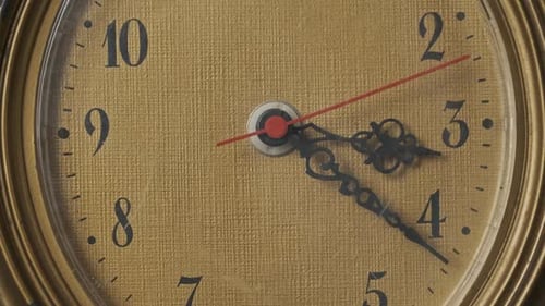 Horloge murale rétro ancienne avec trotteuse mobile en gros plan
