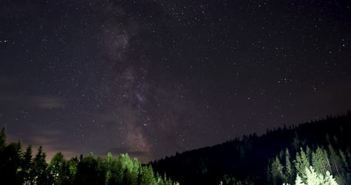 Wolken bewegen sich vom Sternenhimmel unter dem Berg