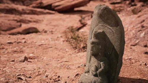 Alte Statue in der Rocks-Wüste