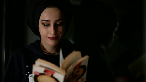Frau liest ein Buch