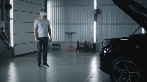 Mechaniker inspiziert ein Auto im VR-Headset