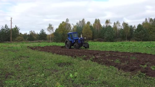 Alter sowjetischer Traktor und Pflügen 3