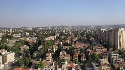 Vista da cidade de Jerusalém, vista do bairro, edifícios em madeira verde, vista aérea