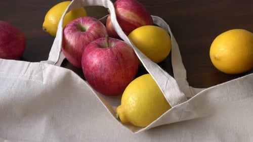 Bolsa ecológica con productos de frutas.