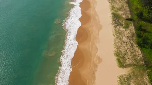 Paisaje tropical con una hermosa vista desde arriba de la playa