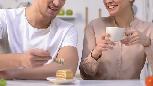 Namorado alimentando sua namorada com bolo