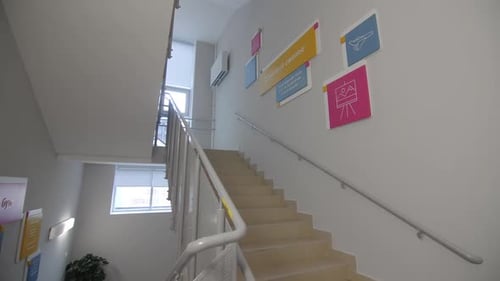 Images en couleur et inscriptions motivantes sur le mur de l'escalier