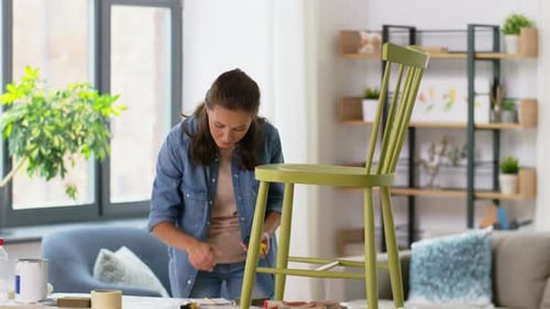 Mujer con silla de medir Ruler para renovación