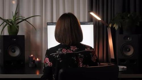 Mujer saliendo del escritorio del lugar de trabajo