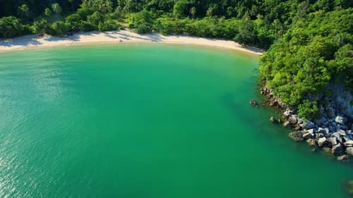 4K Luftaufnahme von Sandstrand und Meer mit schönen türkisfarbenen Meereswellen